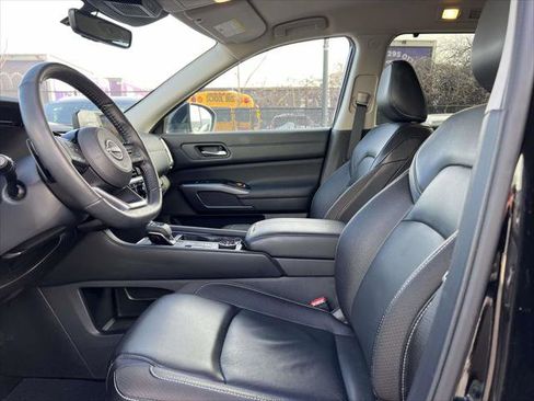 Used 2024 Nissan Pathfinder SL image 17