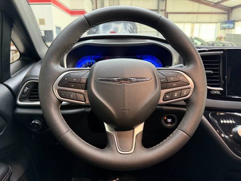 Used 2025 Chrysler Pacifica Select FWD image 21