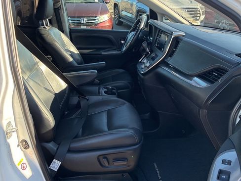 Used 2018 Toyota Sienna SE w/ Carpet Mat Package image 5