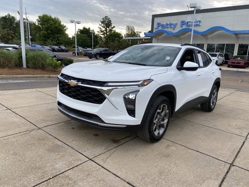 Used 2025 Chevrolet Trax LT w/ LT Convenience Package FWD image 4