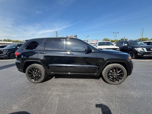 Used 2018 Jeep Grand Cherokee Altitude AWD/4WD image 2