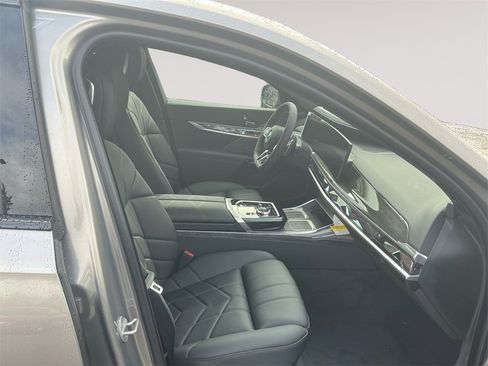 New 2026 BMW 750e xDrive image 15