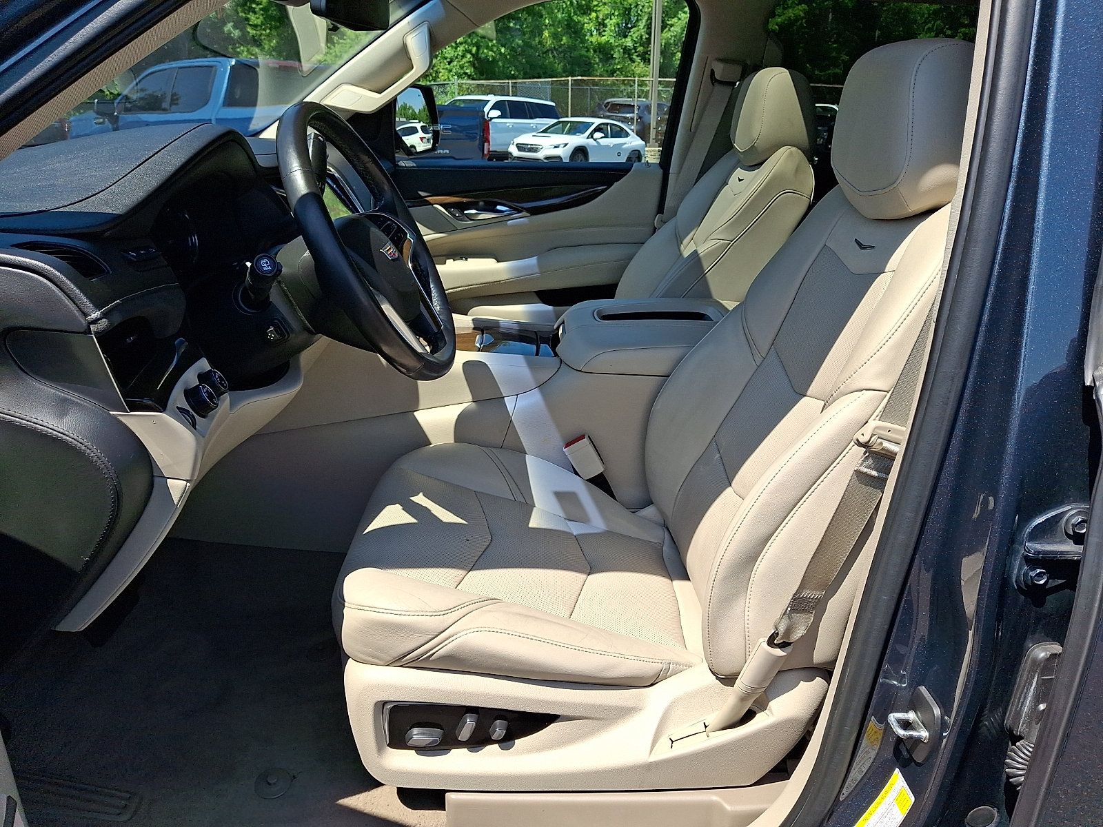 Used 2020 Cadillac Escalade Luxury w/ LPO, Radiant Package AWD/4WD image 15
