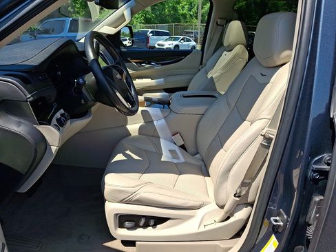 Used 2020 Cadillac Escalade Luxury w/ LPO, Radiant Package AWD/4WD image 15