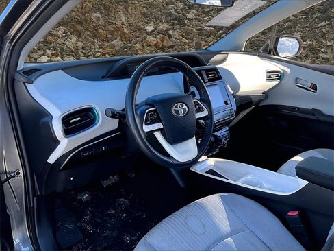 Used 2016 Toyota Prius Three image 11