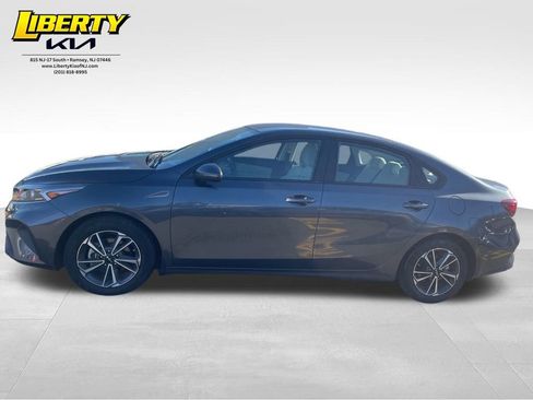 Used 2022 Kia Forte LXS w/ LXS Technology Package image 4
