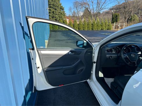 Used 2017 Volkswagen Jetta SE image 22
