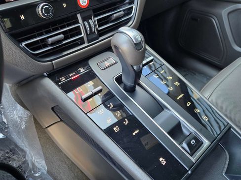 Certified 2025 Porsche Macan AWD/4WD image 23