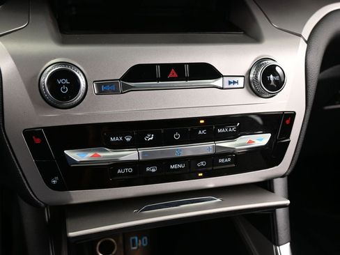 Used 2022 Ford Explorer XLT w/ Equipment Group 202A image 22