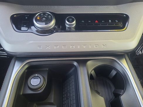 Certified 2025 Ford Expedition Active AWD/4WD image 30