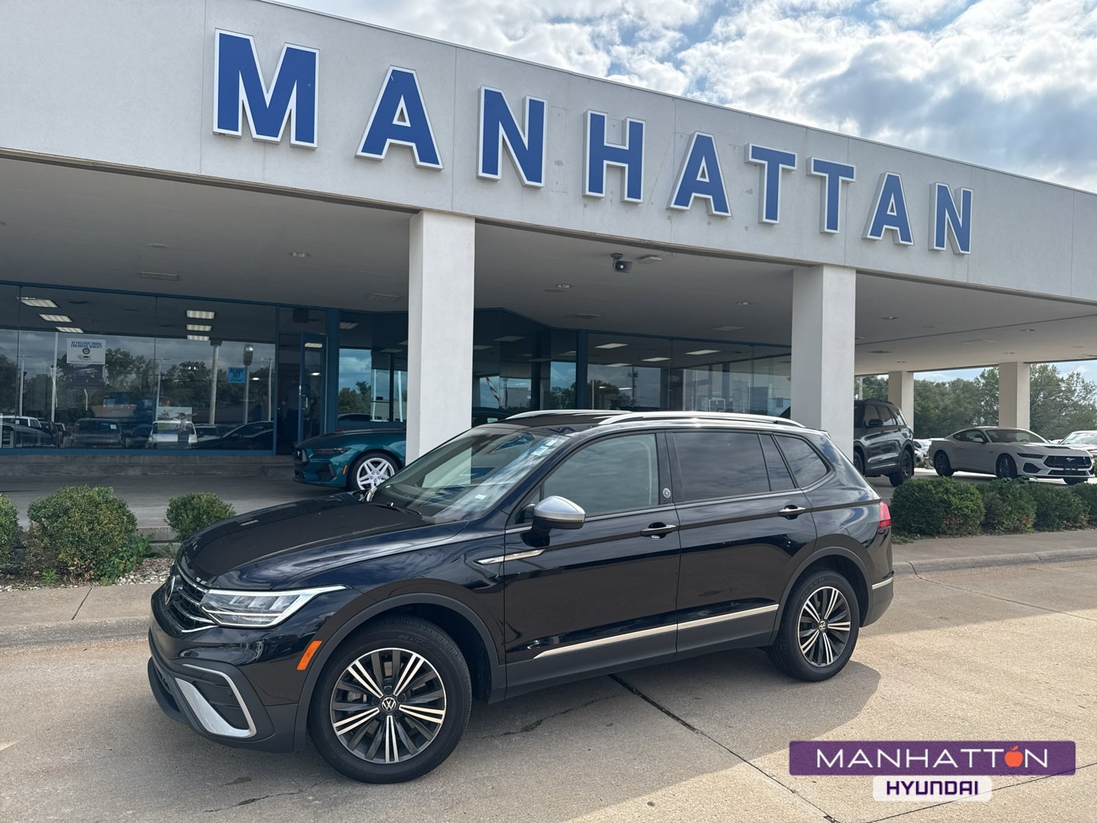 Used 2024 Volkswagen Tiguan Wolfsburg Edition FWD image 1
