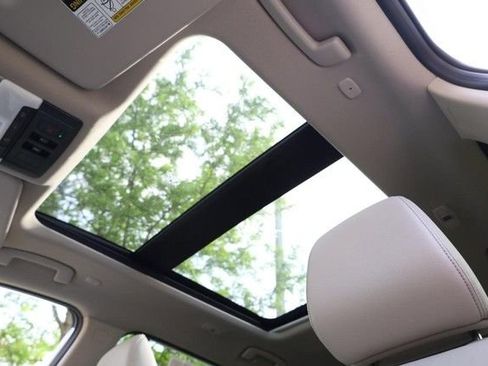 Certified 2025 Nissan Rogue SL w/ Tech Package FWD image 9