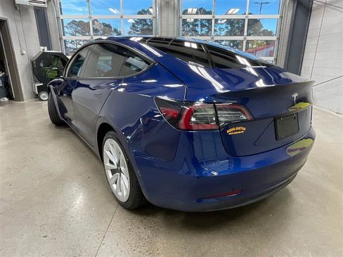 Used 2022 Tesla Model 3 Standard Range image 3