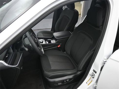 Used 2024 Jeep Grand Cherokee Laredo image 11