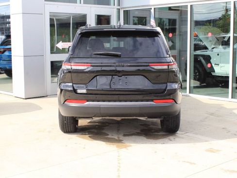 Used 2026 Jeep Grand Cherokee Altitude AWD/4WD image 7