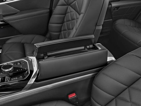 New 2025 BMW 740i xDrive w/ Premium Package image 10