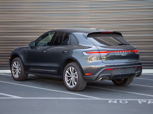 Certified 2024 Porsche Macan AWD/4WD image 3