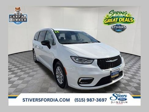 Used 2024 Chrysler Pacifica Touring-L image 1