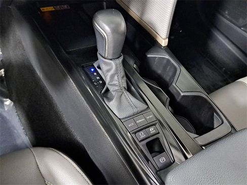 Used 2025 Toyota Camry SE image 30
