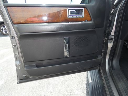 Used 2013 Lincoln Navigator L 4WD w/ HD Trailer Tow Pkg image 23