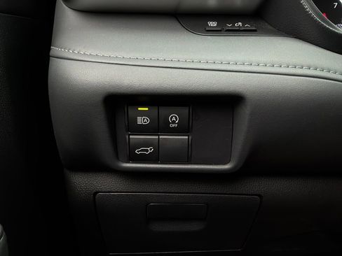 Used 2025 Toyota Highlander LE FWD image 22