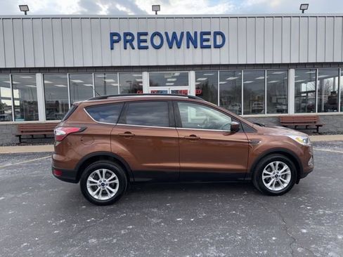 Used 2017 Ford Escape SE w/ Equipment Group 201A image 2