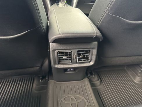 Used 2023 Toyota Venza LE AWD/4WD image 30