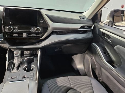 Certified 2025 Toyota Highlander LE FWD image 11