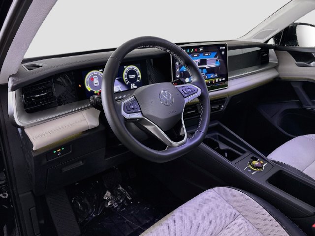 Certified 2025 Volkswagen Tiguan SE FWD image 9
