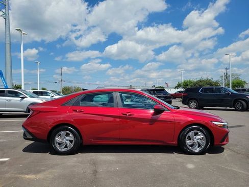 Used 2025 Hyundai Elantra SE FWD image 3