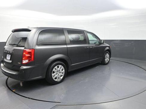 Used 2018 Dodge Grand Caravan SE w/ UConnect Hands-Free Group FWD image 11