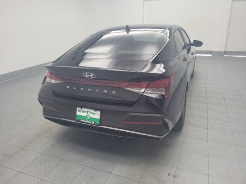Used 2025 Hyundai Elantra SE FWD image 7