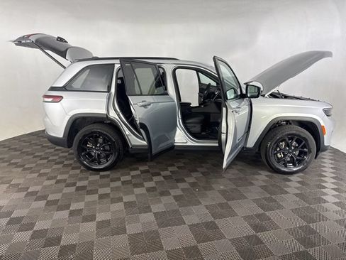 Used 2025 Jeep Grand Cherokee Altitude AWD/4WD image 13