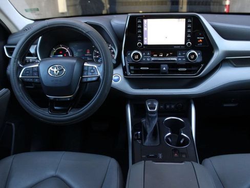 Used 2020 Toyota Highlander XLE FWD image 34