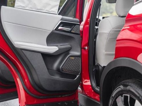 New 2025 Mitsubishi Outlander SE image 32