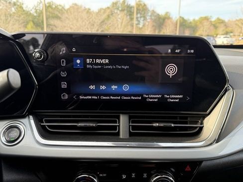 Used 2025 Chevrolet Trax LT w/ LT Convenience Package image 18