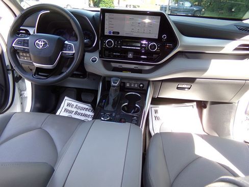 Used 2024 Toyota Highlander AWD image 29