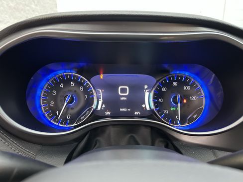 Used 2018 Chrysler Pacifica Limited image 26