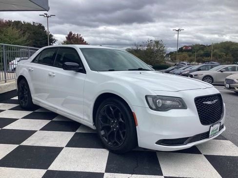 Used 2019 Chrysler 300 Touring w/ Sport Appearance Package image 3