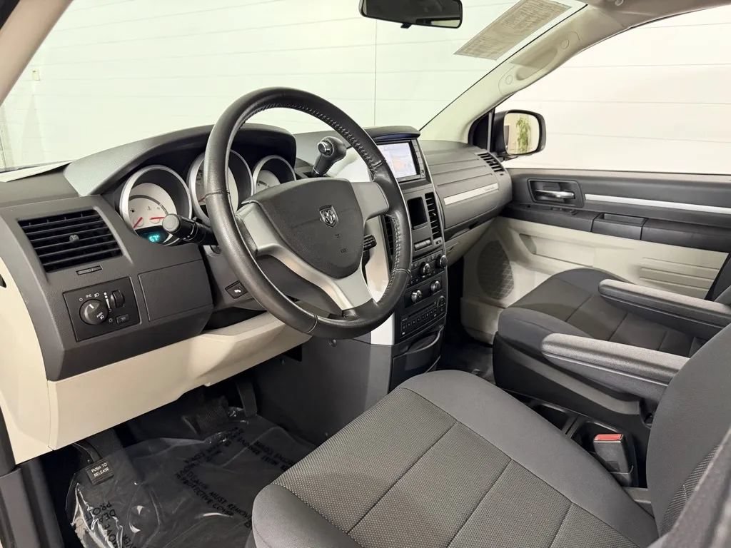 Used 2009 Dodge Grand Caravan SXT w/ Entertainment Group 2 FWD image 10