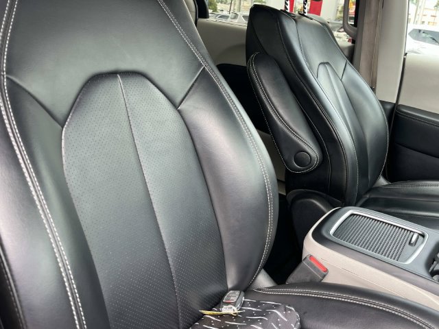 Used 2023 Chrysler Pacifica Touring-L FWD image 26
