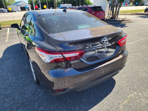 Used 2020 Toyota Camry XLE FWD image 7