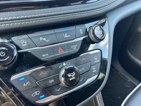 Used 2026 Chrysler Pacifica Limited FWD image 15