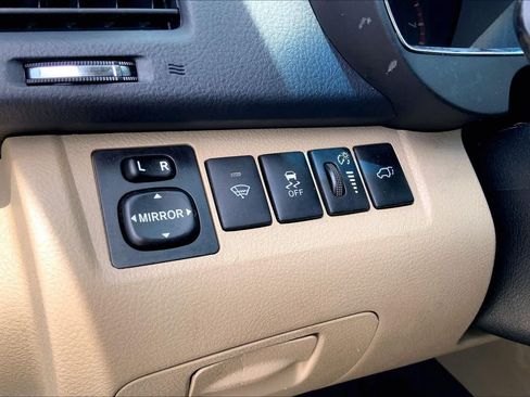 Used 2013 Toyota Highlander SE FWD image 34