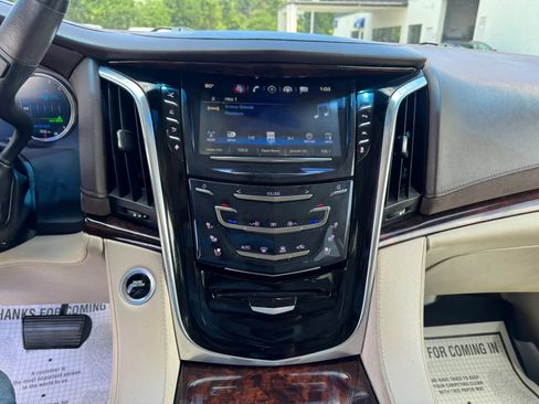 Used 2016 Cadillac Escalade ESV Premium AWD/4WD image 32