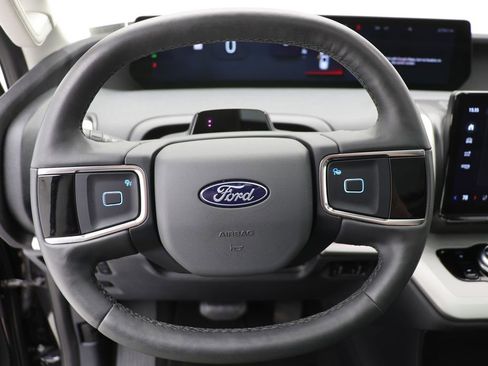 Used 2025 Ford Expedition Active AWD/4WD image 18