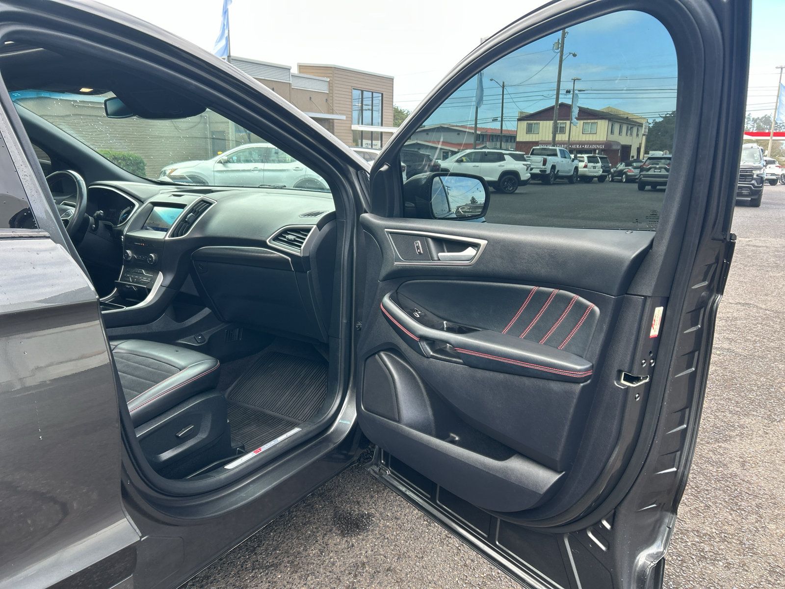 Used 2020 Ford Edge ST-Line w/ Cold Weather Package AWD/4WD image 20