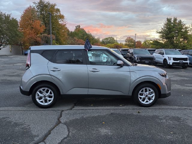 Certified 2025 Kia Soul LX w/ LX Technology Package FWD image 9