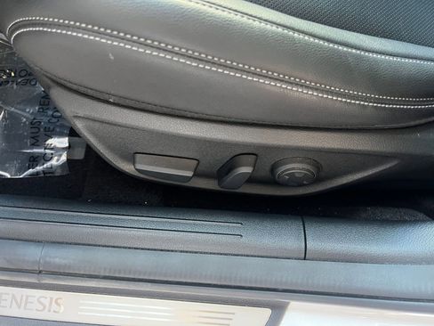 Used 2025 Genesis G70 2.5T image 23