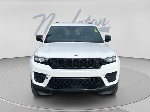 Used 2022 Jeep Grand Cherokee Altitude AWD/4WD image 2